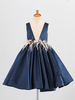 Blumenmädchen Kleider Prinzessin Dunkelmarineblau Abendkleider für Hochzeit knielang V-Ausschnitt Hochzeit Satingewebe ärmellos kleid blumenmädchen