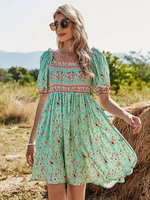 Boho Kleid Bateau Neck Kurzarm Ärmel mit Blumenmuster Stretch Plissee Midi Sommerkleid