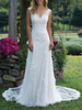 Brautkleid aus Spitze mit V-Ausschnitt; ärmelloses; bodenlanges Brautkleid mit Hofschleppe