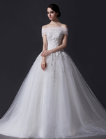 Brautkleid mit Carmenausschnitt und Kapelle-Schleppe