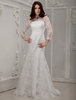 Brautkleid mit Halskragen und Schleppe in Weiß