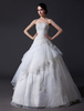 Brautkleid mit Stickereien und asymmetrischem Rock