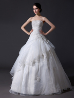 Brautkleid mit Stickereien und asymmetrischem Rock