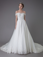 Brautkleider Prinzessin Elfenbeinfarbe und Carmenausschnitt Brautkleider Tüll und Domkirchen-schleppe Kurzarm und Schnürung Prinzessin