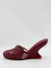 Burgunderrote Keilsandalen mit runder Zehenpartie und ausgeschnittenen Fersen