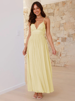 Buttergelbes Maxi-Slip-Kleid mit V-Ausschnitt und geknotetem Rücken für den Sommer 2025