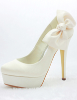 Charmante PLateau-Pumps mit Schleife und High Heels in Champagner