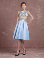 Cocktailkleid aus Satingewebe mit Bateau-Kragen und Spitzen und Gürtel Babyblau