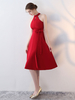 Cocktailkleid aus Satingewebe mit Halter und Falten und Schleife in Rot