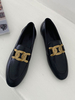 Damen Black Leather Loafers Round Toe Metalldetails Lässiger Slip auf flachen Schuhen