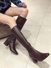 Damen kniehohe Stiefel Kaffeebraune eckige Zehe Chunky Heel PU-Leder Stiefel mit mittlerem Schaft