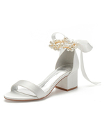 Damen-Satin-Knöchelriemen mit niedrigem Blockabsatz; Hochzeit; Brautsandalen mit Schleifenperlen