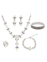 Exquisites Strass Brautschmuck Set in Silbern mit Ring und Ohrringen und Armreif und Halskette