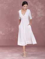 Faltenkleid aus Polyester mit spitzem Dekolleté und Falten