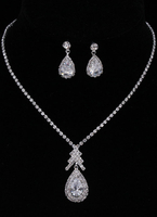 Fashiones Strass Schmuck Set für Braut in Silbern mit Outfit