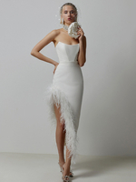 Figurbetontes Kleid mit Federbesatz schulterfrei asymmetrisch Party- und Clubkleider