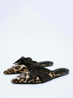 Flache Damen-Mules aus Wildleder mit Schleifen in Kaffeebraun