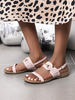 Flache Sandalen für Frauen Lässige Metalldetails Flache PU-Lederriemen Verstellbare Sandalen