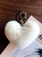 Flauschiger Schlüsselanhänger mit Herz aus Kunstfell