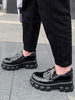 Frauen Black Loafers Leder Runde Zehen Metall Details Flatform Freizeitschuhe