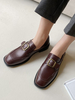 Frauen Black Loafers Leder Square Toe Metall Details Slip On Schuhe