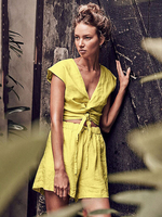 Frauen-gelbes Outfit mit V-Ausschnitt; geknöpftes Sommer-Top mit kurzen Ärmeln