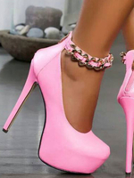 Frauen-reizvolle Absatz-schwarze Mandelzehen-Knöchelriemen-reizvolle Schuhe mit Ketten