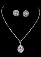 Funkelndes Strass Schmuck Set für Braut in Silbern mit Outfit