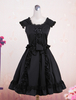 Gothic Lolita mit Volants und Schleife in Schwarz