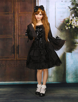 Gotisches Lolita Kleid aus Baumwolle mit langen Pagodenärmeln und Rüschen in Schwarz