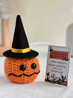 Halloween Handgestrickte Kürbiskopf Puppe Tischdekoration mit abnehmbarer Mütze und Geschenkkarte Amigurumi