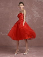 Hübsches Cocktailkleid aus mit trägerlosem Design und Blumen-Deko und Gürtel in Rot