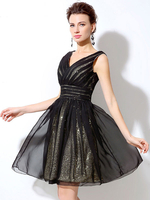 Hübsches Cocktailkleid aus mit V-Ausschnitt und Falten und Pailletten in Schwarz