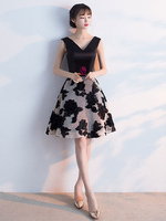 Hübsches Cocktailkleid aus mit V-Ausschnitt und Schleife und Spitzen in Schwarz