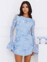 Hellblaues Kleid mit Blumenstickerei Glockenärmeln und offenem Rücken für Herbst 2025