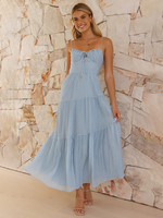 Hellblaues Stufen-Maxikleid für den Sommer 2025