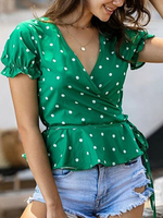 Hemd für Frauen Grüner V-Ausschnitt Kurzarm Polka Dot Plissee Schärpe Rüschen Wickeloberteile