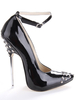 High Heels aus lackleder mit Fesselriemchen und Ziernieten in Schwarz