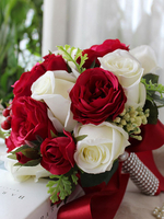 Hochzeit Brautstrauß in RotSeidenblumen rund