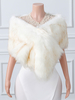 Hochzeits-Wickel-Top in Ecru und Weiß mit Kunstfell-Braut-Vertuschung
