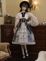 Klassisches Lolita-Dreiteiler-Set: Rock mit Korsett-Taille transparente Bluse und Unterhemd.