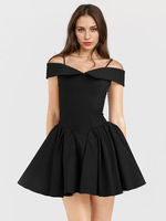 Kleines schwarzes Kleid mit Spaghettiträgern und ausgestelltem Minikleid für die Geburtstagsfeier