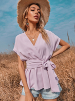 Lavendelbluse für Frauen Polyester V-Ausschnitt Schnüre Kurzhülsen Casual Sommer Tops