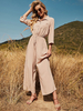 Leichter Aprikosen-Overall Turndown-Kragen mit langen Ärmeln Plissee Kordelzug Polyester Ausgestelltes Sommer-One-Piece-Outfit