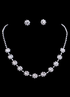Luxuriöses Strass Brautschmuck Set in Silbern mit Outfit
