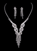 Luxuriöses Strass Schmuck Set für Braut in Silbern mit Outfit