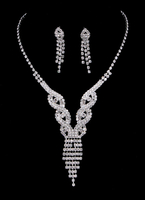 Luxuriöses Strass Schmuck Set für Braut in Silbern mit Outfit