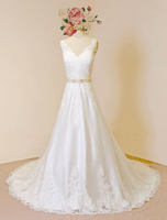 Luxus Brautkleid natürliche Taillenlinie Knöpfe mit eingebautem BH in Elfenbeinfarbe Mit Schleppe A-Linie- mit V-Ausschnitt