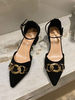Mid Low Heels für Frauen Chic Pointed Toe Chunky Heel Elegante Metalldetails Black Ankle Strap Heels