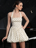 Minikleid mit gepunktetem Neckholder für den Sommer 2025